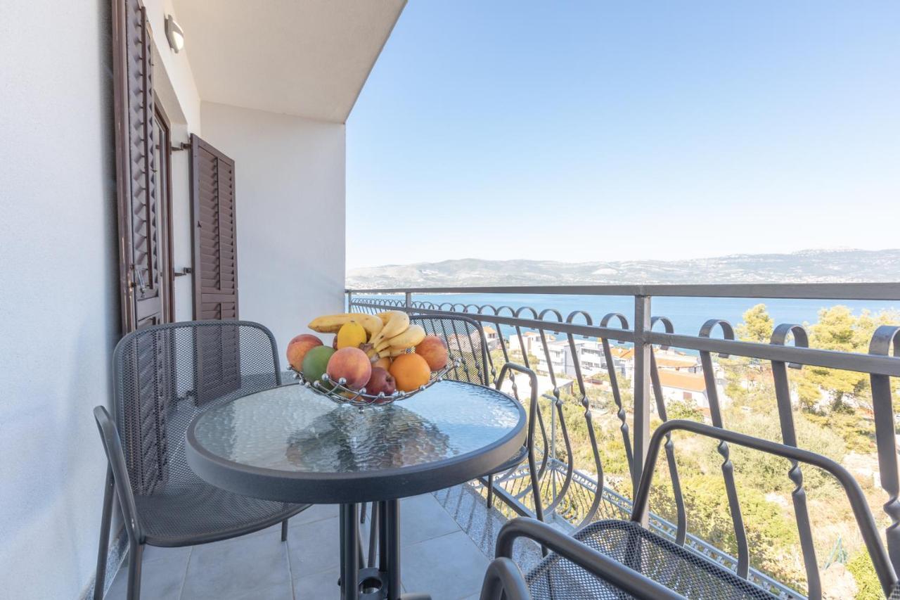 Holiday Home Insulam Mare Trogir Exterior photo