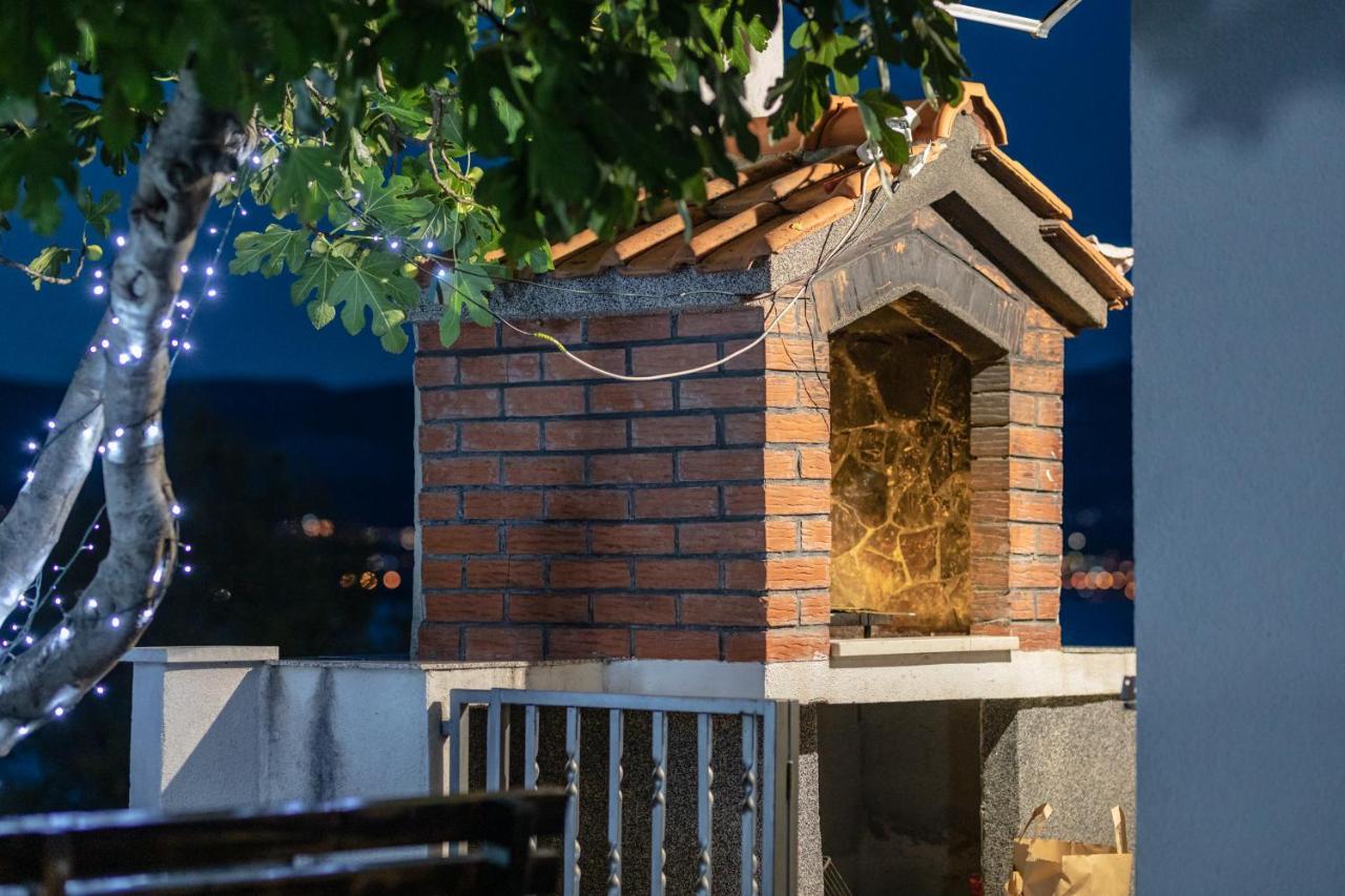 Holiday Home Insulam Mare Trogir Exterior photo
