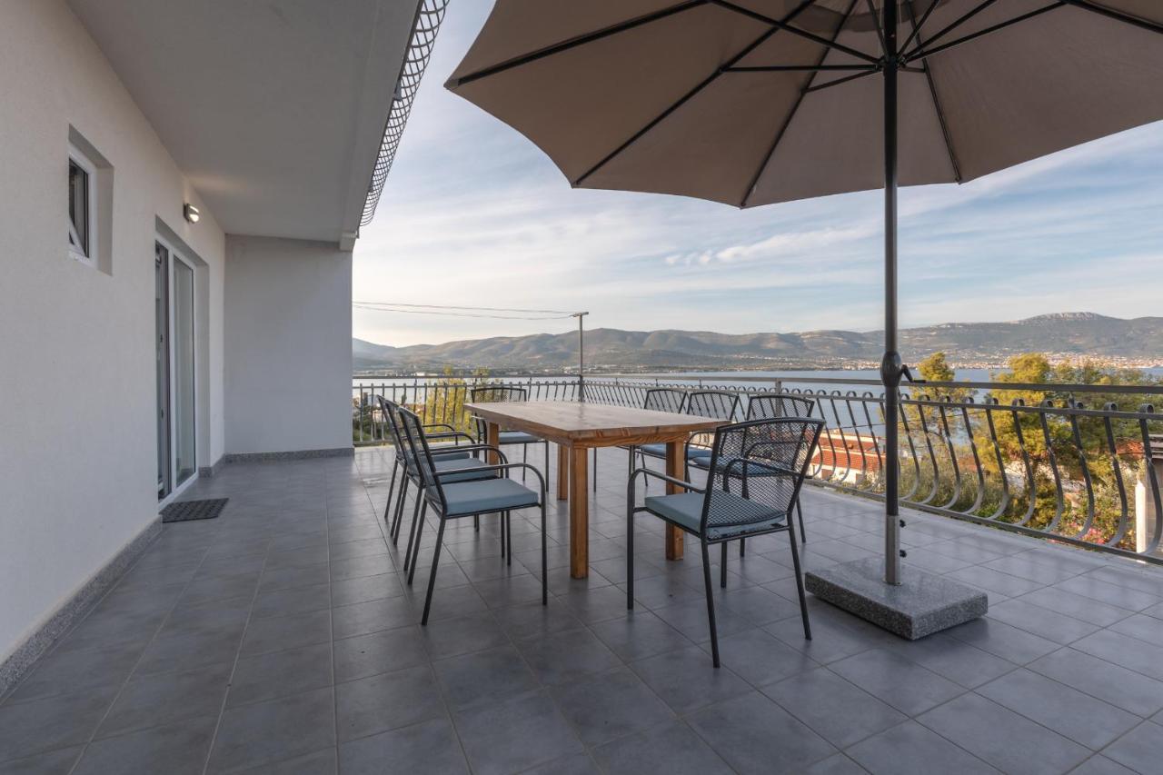 Holiday Home Insulam Mare Trogir Exterior photo